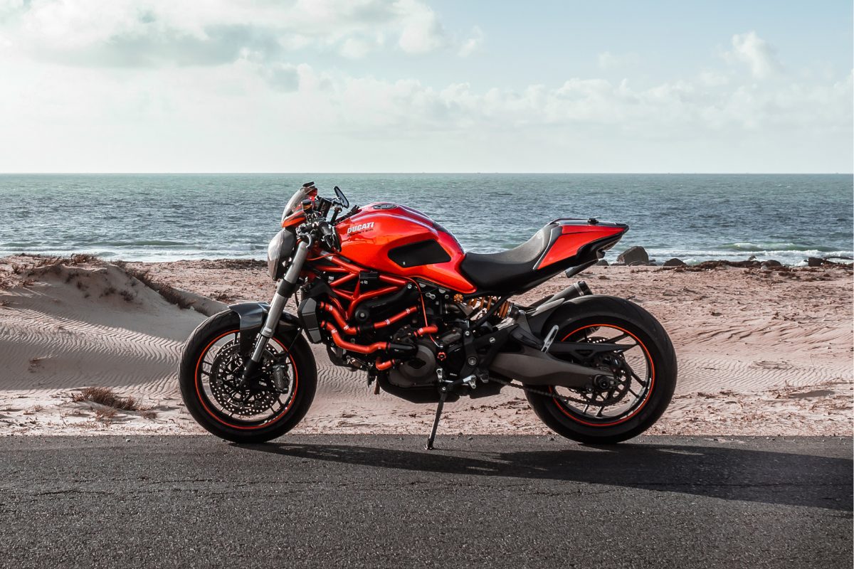 moto assurée au bord de la plage