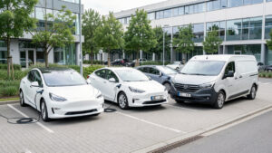 Trois véhicules de flotte professionnelle représentant une voiture électrique, une voiture hybride rechargeable et un utilitaire diesel, garés côte à côte dans un environnement d’entreprise.