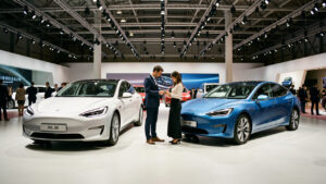 Deux voitures électriques européennes et chinoises exposées face à face dans un vaste hall automobile parisien, observées par des visiteurs.