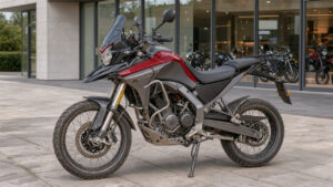 Moto trail moderne à moteur bicylindre stationnée devant une concession moto européenne, photographiée en lumière naturelle.